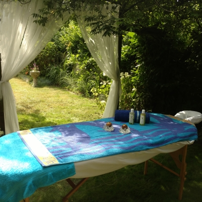 Cocotime massagetafel in de tuin in de breedte 400x400.jpg